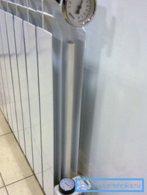 Bimetalový radiátor s elektrickým vykurovacím telesom Bimetalový radiátor s elektrickým vykurovacím telesom