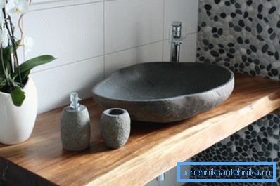 Vznešená kombinácia materiálov z masívneho dreva a prírodného kameňa. Vznešená kombinácia materiálov z masívneho dreva a prírodného kameňa.