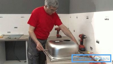 Lacnejšie umývadlá z ušľachtilej ocele sú namontované na vrchu. Lacnejšie umývadlá z ušľachtilej ocele sú namontované na vrchu.