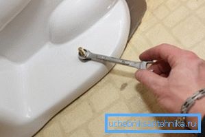 Skrutky utiahnite veľmi opatrne, bez väčšej námahy. Skrutky utiahnite veľmi opatrne, bez väčšej námahy.