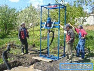 Tím odborníkov vykonáva rotačné vŕtanie studní. Tím odborníkov vykonáva rotačné vŕtanie studní.