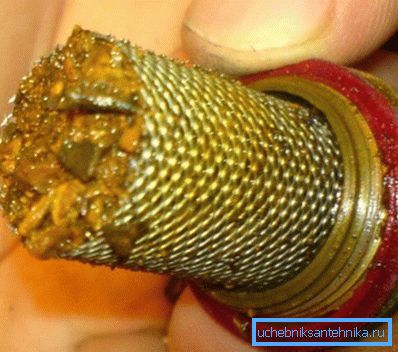 Po určitom čase je potrebné vymeniť alebo zabrániť aj hrubému filtru, pretože to ovplyvňuje tlak v systéme. Po určitom čase je potrebné vymeniť alebo zabrániť aj hrubému filtru, pretože to ovplyvňuje tlak v systéme.