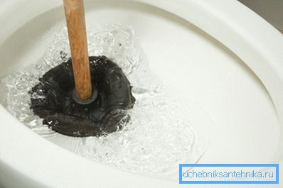 Čistenie záchodu z upchávky Čistenie záchodu z upchávky