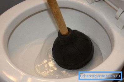 Čistenie piestu toalety. Čistenie piestu toalety.