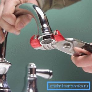 Demontáž prevzdušňovača na čistenie