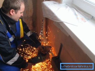 Demontáž starého chladiča pomocou 