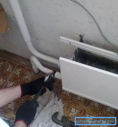 Demontáž starého chladiča pomocou tlačidiel