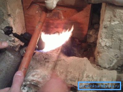 Demontáž starých liatinových odpadových vôd Demontáž starých liatinových odpadových vôd