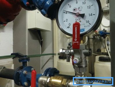 Na reguláciu tlaku je možné namontovať manometer. Na reguláciu tlaku je možné namontovať manometer.