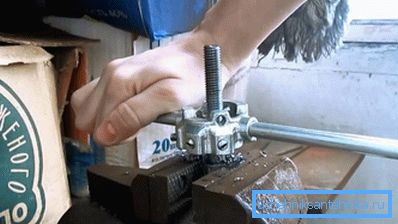 Pri závitovaní musí byť obrobok pevne pripevnený Pri závitovaní musí byť obrobok pevne pripevnený
