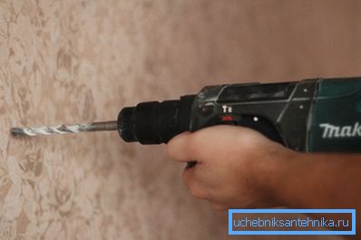 Pri vytváraní otvorov v stene je lepšie použiť razidlo