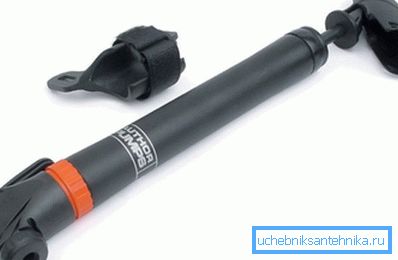 Na vytvorenie nadmerného tlaku môžete použiť bežné čerpadlo na bicykle: toto umyvák sa stáva neprchavým.