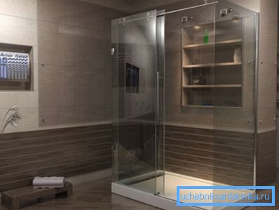 Sprcha s nízkou základňou 120x90 v interiéri modernej kúpeľne.