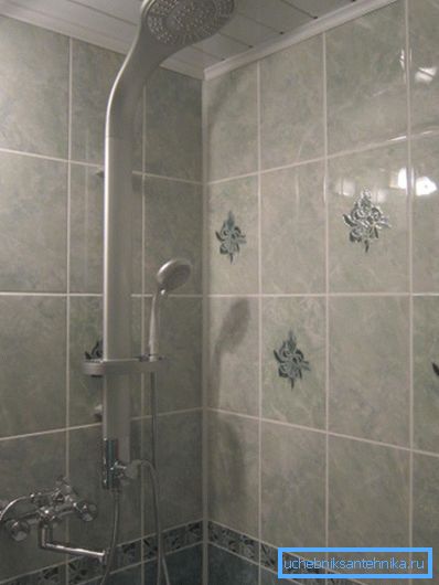 Sprchový systém s dažďovou sprchou a mixér v apartmáne Sprchový systém s dažďovou sprchou a mixér v apartmáne