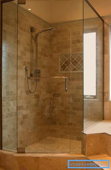 Rohové sprchy od 120 do 120 cm a viac by mali byť inštalované iba v priestranných kúpeľniach.