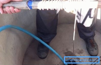 Pri pohybe pevného vibračného čerpadla hore a dole premiešajte kal v spodnej časti Pri pohybe pevného vibračného čerpadla hore a dole premiešajte kal v spodnej časti