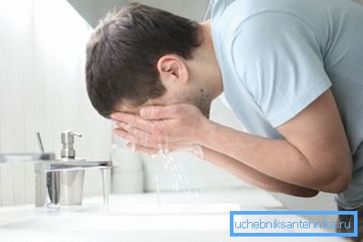 Pracovná batéria v kúpeľni Pracovná batéria v kúpeľni