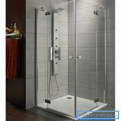 Elegantné a pohodlné riešenie s nízkym podlahovým zásobníkom. Elegantné a pohodlné riešenie s nízkym podlahovým zásobníkom.