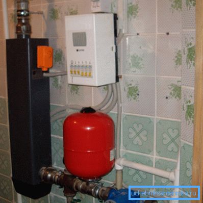 Elektrické kotly sú takmer vždy namontované na stenu a zároveň majú najmenšie rozmery. Elektrické kotly sú takmer vždy namontované na stenu a zároveň majú najmenšie rozmery.