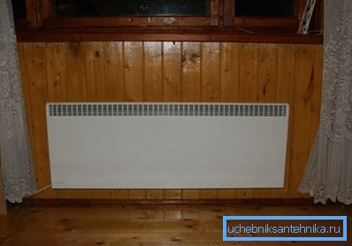 Elektrický konvektor v interiéri chaty Elektrický konvektor v interiéri chaty