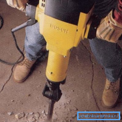 Elektrický náraz nahrádza páčidlo, pikkaxe a iné bicie nástroje. Elektrický náraz nahrádza páčidlo, pikkaxe a iné bicie nástroje.
