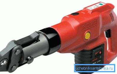 Elektrohydraulické stlačenie batérie