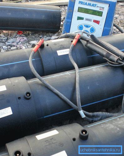 Elektrofúzne zváranie polyetylénových rúr pripojením zváračky Elektrofúzne zváranie polyetylénových rúr pripojením zváračky