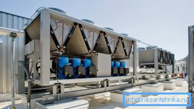 Prvky systému HVAC sú umiestnené na streche budovy. Prvky systému HVAC sú umiestnené na streche budovy.