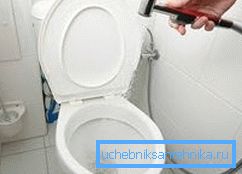 Ďalším zaujímavým riešením je inštalácia mini sprchy ako bidet, môže byť pripevnená k umývadlovému mixéru a dodatočné očné linky sa nebudú vyžadovať Ďalším zaujímavým riešením je inštalácia mini sprchy ako bidet, môže byť pripevnená k umývadlovému mixéru a dodatočné očné linky sa nebudú vyžadovať