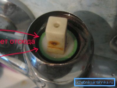 Ak je v uzamykacom mechanizme zistené poškodenie, je lepšie ho úplne vymeniť. Ak je v uzamykacom mechanizme zistené poškodenie, je lepšie ho úplne vymeniť.