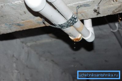 Ak potrubia tečú mimo bytu, mali by byť opravené verejnými službami bez ďalších poplatkov. Ak potrubia tečú mimo bytu, mali by byť opravené verejnými službami bez ďalších poplatkov.