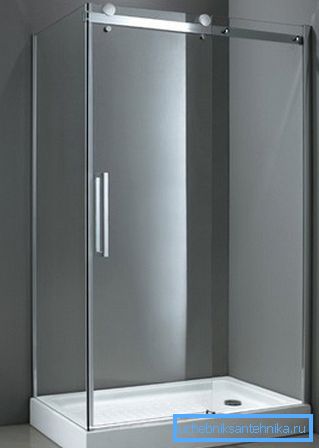 Ak v malých kajutách používate transparentný materiál na vytvorenie plôch, potom sa budú vizuálne zdajú širšie a toto riešenie je vhodné aj pre ľudí trpiacich klaustrofóbiou.