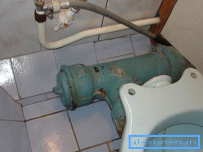 Ak celá hmotnosť nádrže s vodou padne na uši záchodu, skôr alebo neskôr to povedie k prirodzenému finále. Ak celá hmotnosť nádrže s vodou padne na uši záchodu, skôr alebo neskôr to povedie k prirodzenému finále.