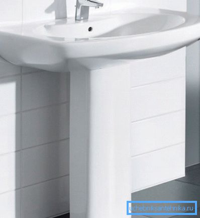 Porcelánové umývadlo s podstavcom. Porcelánové umývadlo s podstavcom.
