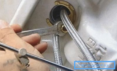 Upevnenie zariadenia pomocou čapu a matice Upevnenie zariadenia pomocou čapu a matice
