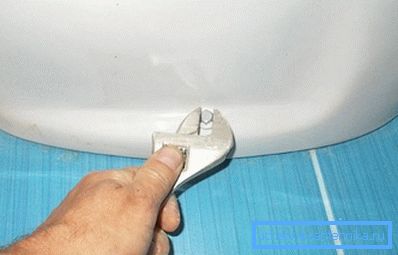 Upevnenie pomocou špeciálnych skrutiek Upevnenie pomocou špeciálnych skrutiek