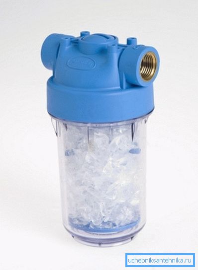 Filter na zmäkčovač vody je naplnený čiastočne rozpustným činidlom, ktoré sa môže pridať, keď sa rozpúšťa. Filter na zmäkčovač vody je naplnený čiastočne rozpustným činidlom, ktoré sa môže pridať, keď sa rozpúšťa.