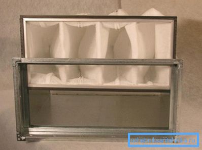 Filter ventilačného systému vyžaduje pravidelnú výmenu. Filter ventilačného systému vyžaduje pravidelnú výmenu.