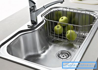 Formy a veľkosti kovových drezov pre kuchyňu môžu byť veľmi odlišné. Formy a veľkosti kovových drezov pre kuchyňu môžu byť veľmi odlišné.