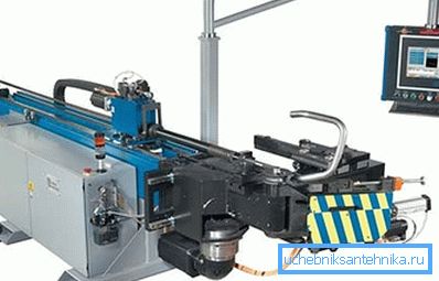 Fotografie ohýbača jadier s programovou kontrolou Fotografie ohýbača jadier s programovou kontrolou