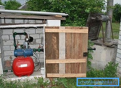 Foto čerpacej stanice umiestnenej v zadnej miestnosti, ktorá bola postavená špeciálne pre tento účel v blízkosti studne. Foto čerpacej stanice umiestnenej v zadnej miestnosti, ktorá bola postavená špeciálne pre tento účel v blízkosti studne.