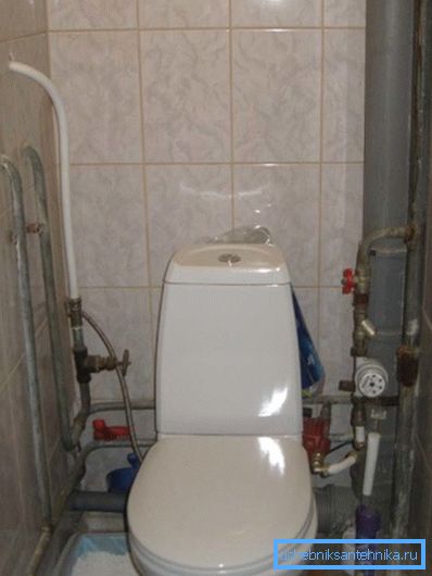 Fotografické rozvody na toalete.