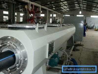Fotografie z dielne na výrobu nízkotlakových polyetylénových rúrok Fotografie z dielne na výrobu nízkotlakových potrubí z polyetylénu