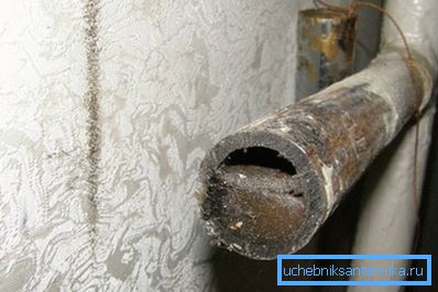 Foto starého vykurovacieho potrubia v úseku