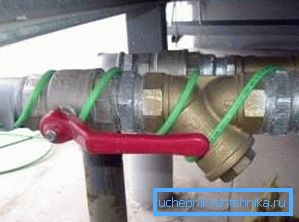 Obrázok inštalovaného elektrického kábla na prívod teplej vody