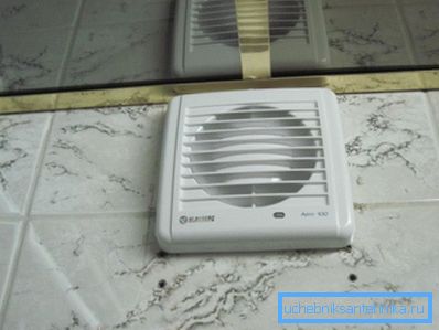 Foto ventilátora inštalovaného v kúpeľni Foto ventilátora inštalovaného v kúpeľni