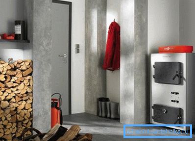 Rozmery pece umožňujú kotol prevádzkovať až 8 hodín bez výmeny paliva Rozmery pece umožňujú kotol prevádzkovať až 8 hodín bez výmeny paliva