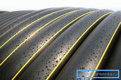 Plynová polyetylénová rúra je označená pozdĺžnym žltým pruhom. Plynová polyetylénová rúra je označená pozdĺžnym žltým pruhom.