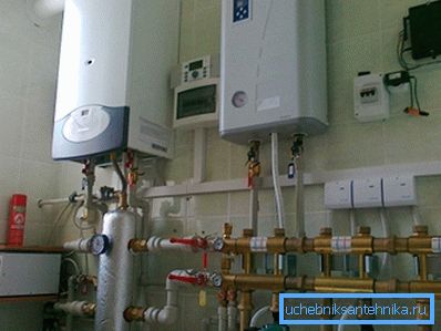 Plynový kotol Ariston môže byť súčasťou kombinovanej vykurovacej siete so záložným elektrickým kotlom Plynový kotol Ariston môže byť súčasťou kombinovanej vykurovacej siete so záložným elektrickým kotlom