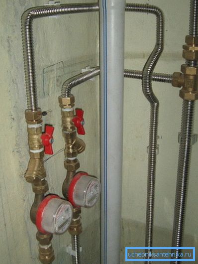 Flexibilita potrubí umožňuje vykonávať otáčky bez montáže. Flexibilita potrubí umožňuje vykonávať otáčky bez montáže.